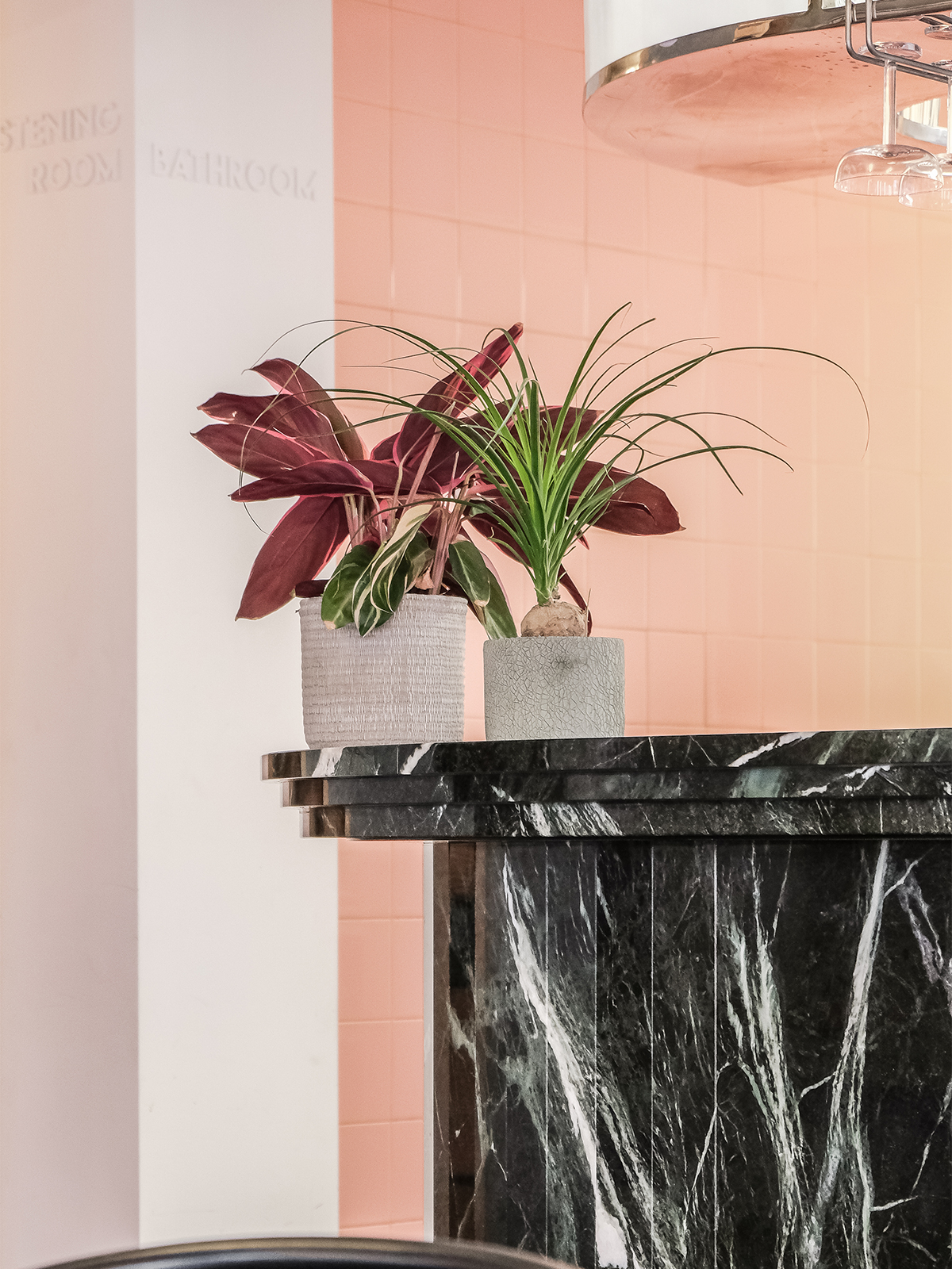 details on the design of the marble bar with flower in the audiophile bar l'altitude