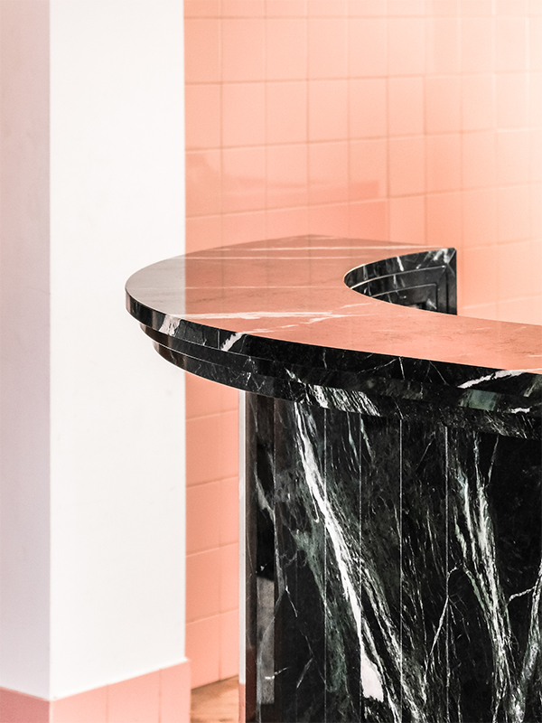 details on the design of the marble bar with rounded corner in the audiophile bar l'altitude