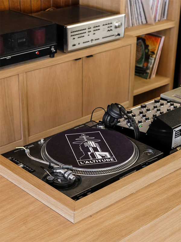 focus on the soundsyteme turntables with l'altitude vinyl mat in the audiophile bar l'altitude