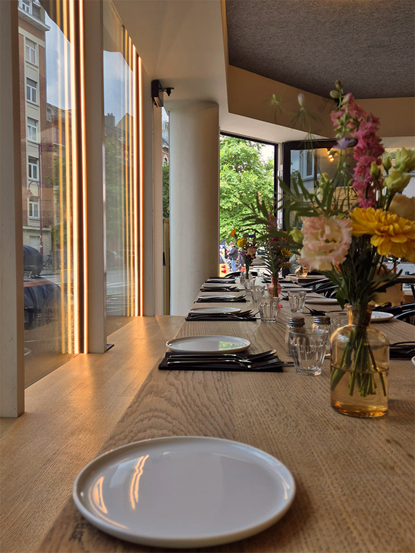 wide shot table for event inside the audiophile bar l'altitude