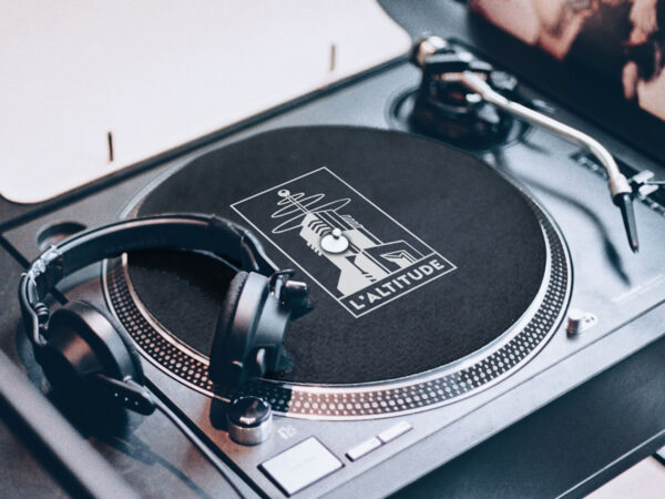 Slipmat with the Altitude logo on a turntables. Audiophile bar merchandise for music lovers, ideal for fans of vinyl mixes and high-quality sound experiences