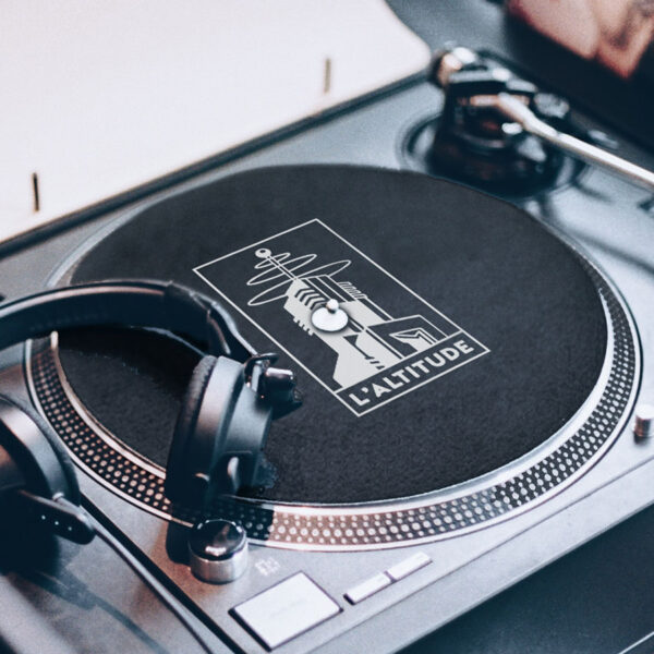 Slipmat with the Altitude logo on a turntables. Audiophile bar merchandise for music lovers, ideal for fans of vinyl mixes and high-quality sound experiences